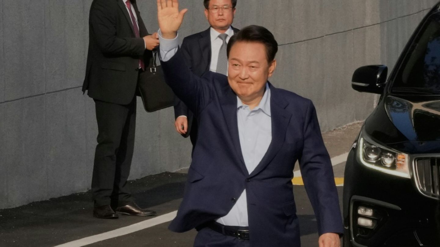 Yoon beim Verlassen des Präsidentenpalastes in Seoul, 11. April