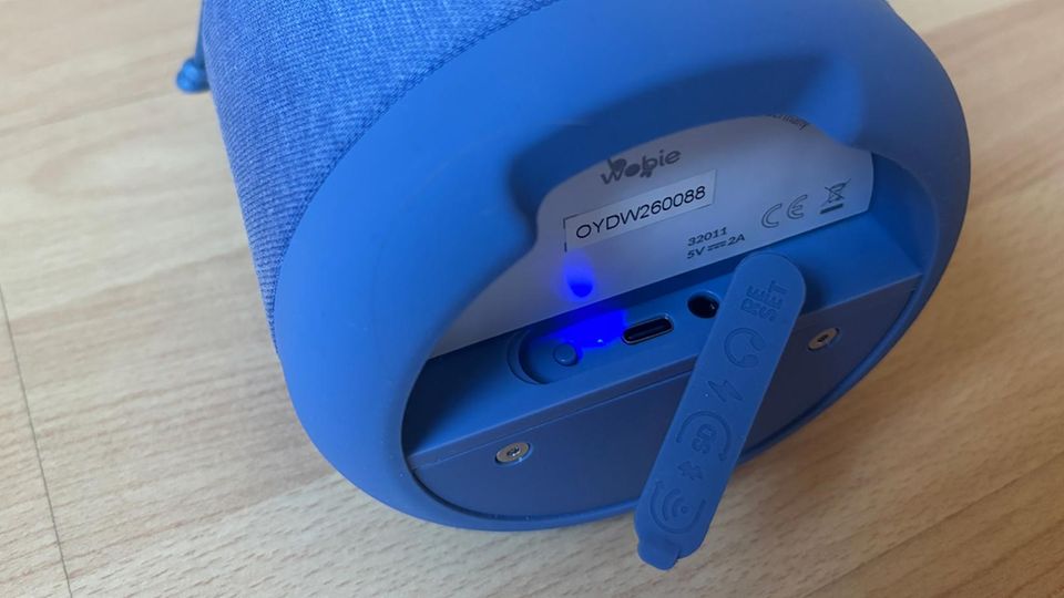 Wobie Box Test: Was kann der Streaming-Lautsprecher für Kinder? Wobie Box: Blick auf die Unterseite der Musikbox