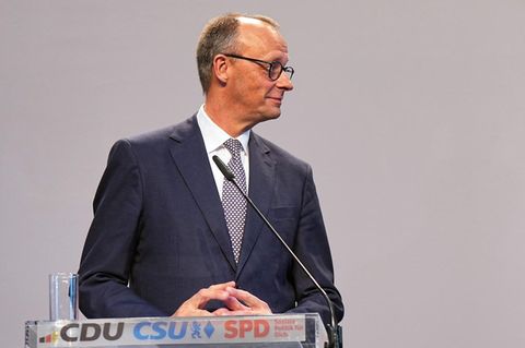 L: Friedrich Merz, R: Lars Klingbeil; Die beiden Fraktionsvorsitzenden sprechen bei einer Pressekonferenz zum Koalitionsvertrag