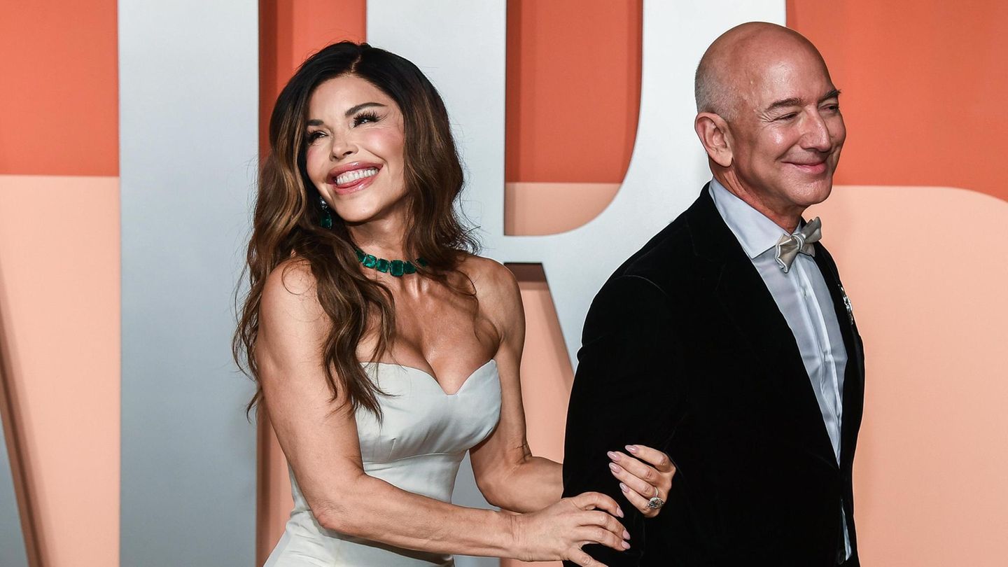 Lauren Sánchez und Jeff Bezos auf dem Roten Teppich bei der Oscar Party 2025