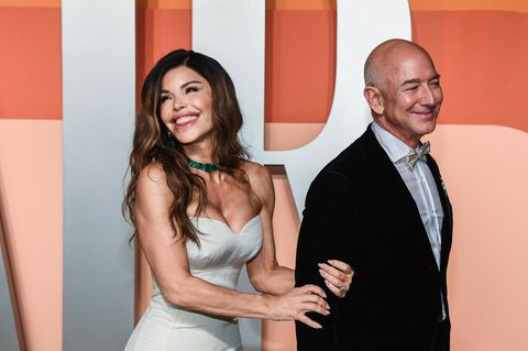 Lauren Sánchez und Jeff Bezos auf dem Roten Teppich bei der Oscar Party 2025