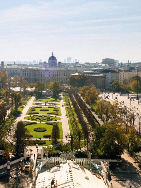 Blick vom Dach des Burgtheaters auf den Volksgarten