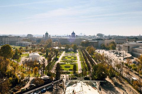 Blick vom Dach des Burgtheaters auf den Volksgarten