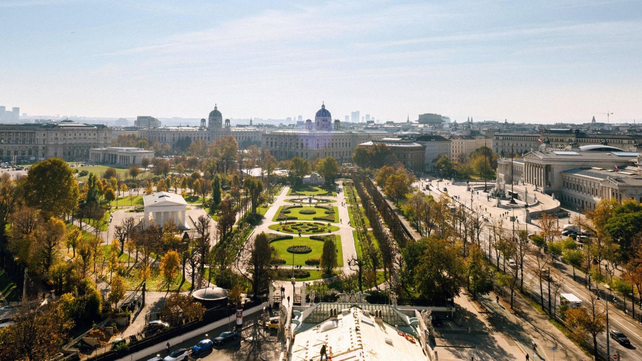 Blick vom Dach des Burgtheaters in Wien auf den Volksgarten