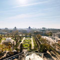 Blick vom Dach des Burgtheaters auf den Volksgarten