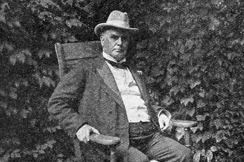 L: William McKinley, R: Theodore Roosevelt; Die ehemaligen US-Präsidenten sitzen in zwei Stühlen in einem Garten in New York