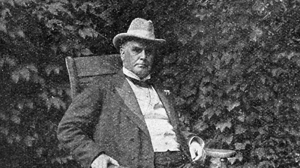 L: William McKinley, R: Theodore Roosevelt; Die ehemaligen US-Präsidenten sitzen in zwei Stühlen in einem Garten in New York