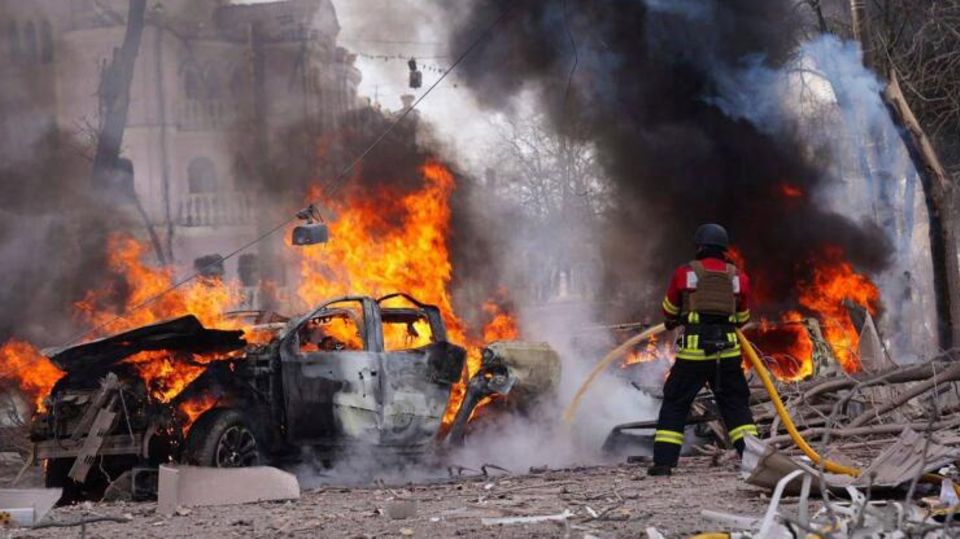 Selenskyj zu Angriff auf Sumy: "Nur dreckige Schurken können so handeln" Ein Feuerwehrmann versucht ein brennendes Auto in Sumy zu löschen