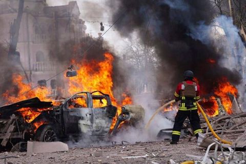 Ein Feuerwehrmann versucht ein brennendes Auto in Sumy zu löschen