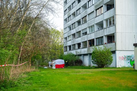 Beamte der Spurensicherung ermitteln neben dem abgesperrten Hochhaus