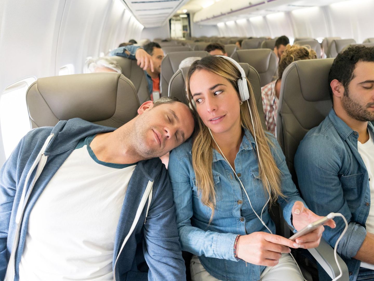 darf man einen vibrator im flugzeug mitnehmen Flug mit Vibrator und nackten Füßen: Was man an Bord nicht macht