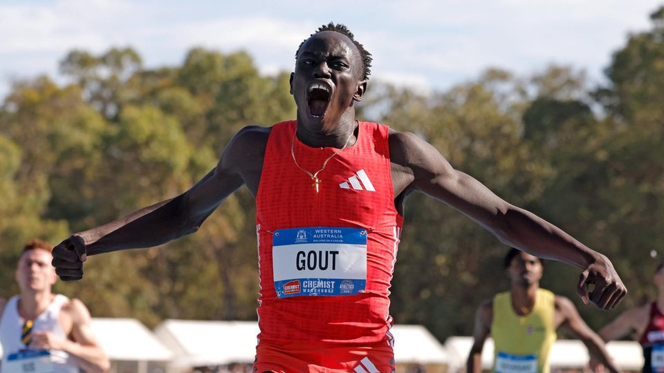 "Er fliegt": "Sprint-Wunderkind" läuft schneller als junger Usain Bolt Gout Gout jubelt bei den australischen U-20-Meisterschaften während seines Sprints