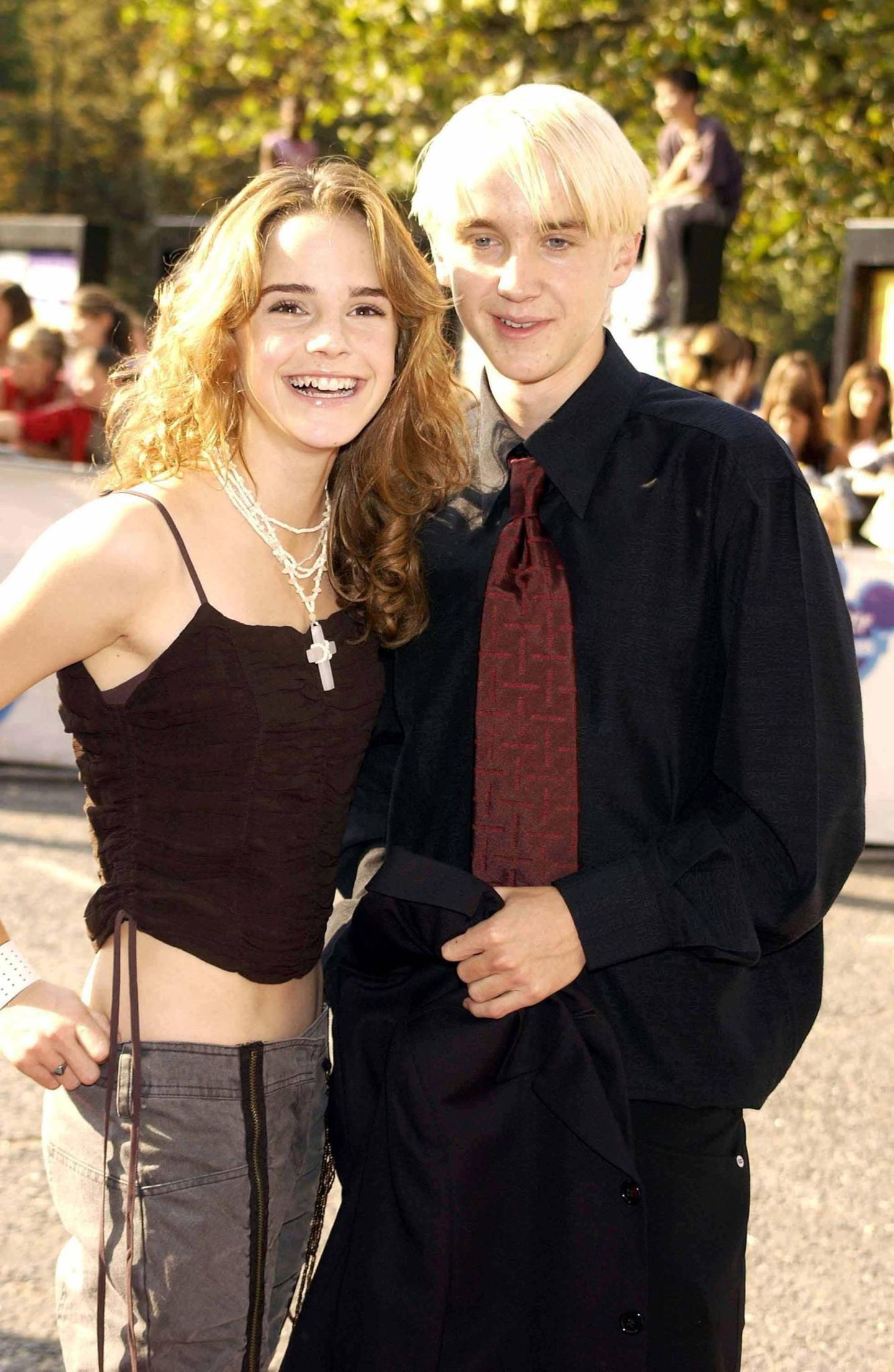 Emma Watson und Tom Felton strahlen 2003 bei einer Preisverleihung in die Kamera