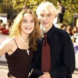Emma Watson und Tom Felton strahlen 2003 bei einer Preisverleihung in die Kamera
