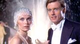 Die Reichen und die Schönen: Für die Roman-Adaption "Der große Gatsby" schlüpfte Redford 1974 in die Rolle des geheimnisvollen Millionärs Jay Gatsby, hier ein Bild mit Mia Farrow als Daisy Buchanan