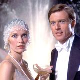 Die Reichen und die Schönen: Für die Roman-Adaption "Der große Gatsby" schlüpfte Redford 1974 in die Rolle des geheimnisvollen Millionärs Jay Gatsby, hier ein Bild mit Mia Farrow als Daisy Buchanan