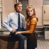 Sie waren jung: In der Beziehungskomödie "Barfuß im Park" von 1967 spielt Robert Redford mit Jane Fonda ein frisch verheiratetes Pärchen und seine Reibereien