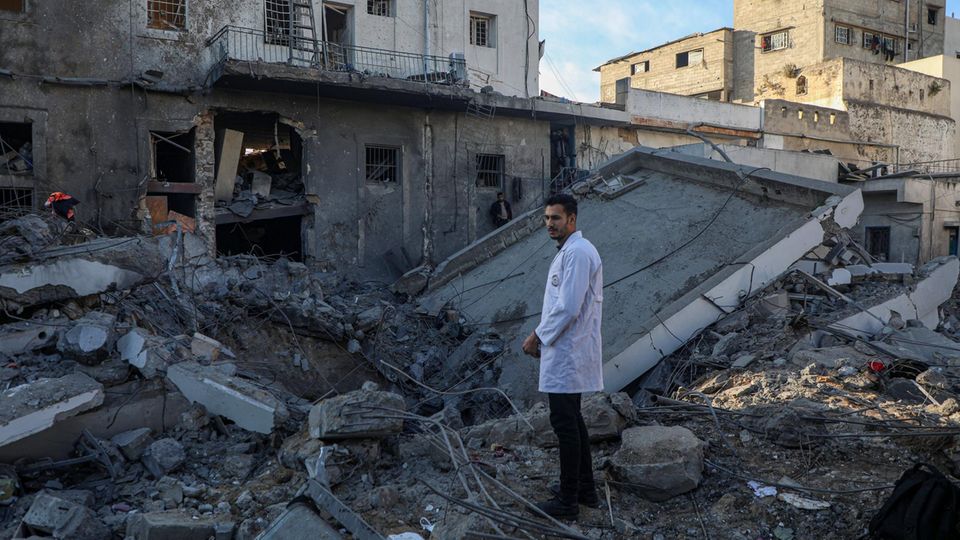 Ein Arzt steht zwischen den Trümmern eines Krankenhauses in Gaza