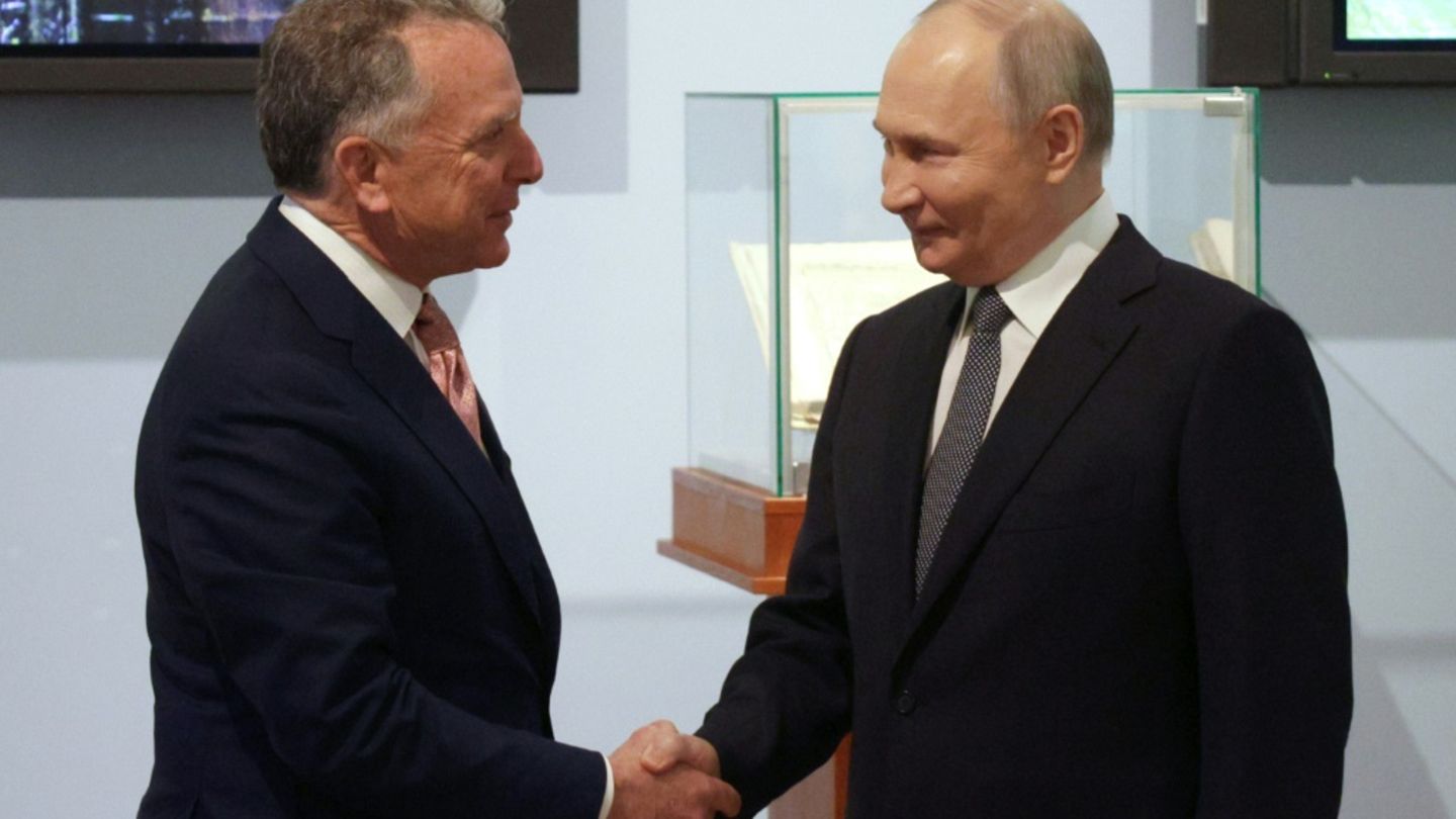US-Sondergesandter Steve Witkoff (l) und Russlands Präsident Wladimir Putin