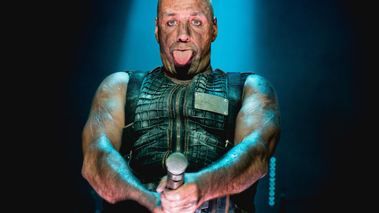 Meinung: Till Lindemann bei einem Rammstein-Konzert im staatlichen Gefängnis der dänischen Stadt Horsens, 2017 Till Lindemann bei einem Rammstein-Konzert im staatlichen Gefängnis der dänischen Stadt Horsens, 2017