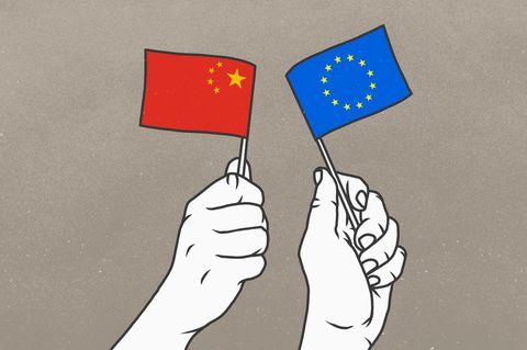 Zwei Hände halten Fahnen von China und der EU