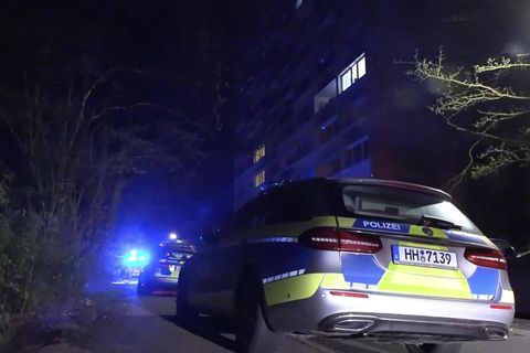 Ein Hamburger Polizeiwagen steht vor dem Hochhaus aus dem ein 15-jähriger Junge gestürzt ist