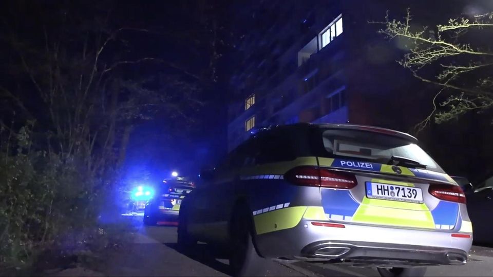 15-Jähriger vermeintlich von Hochhaus-Balkon in den Tod gestoßen Ein Hamburger Polizeiwagen steht vor dem Hochhaus aus dem ein 15-jähriger Junge gestürzt ist