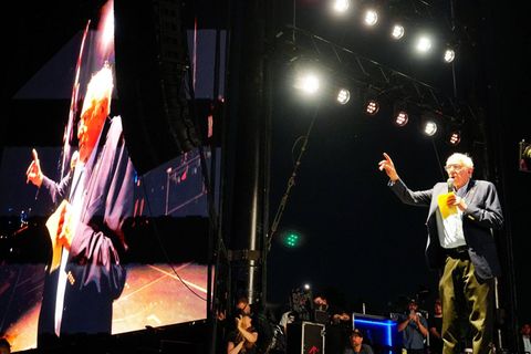 US-Senator Bernie Sanders hält auf der Outdoor-Bühne auf dem Musikfestival Coachella eine Rede