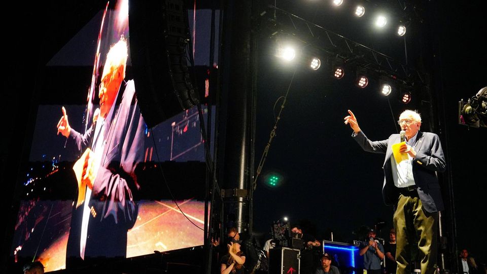 US-Senator Bernie Sanders hält auf der Outdoor-Bühne auf dem Musikfestival Coachella eine Rede