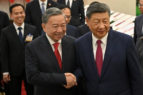 To Lam (l.) und Xi Jinping
