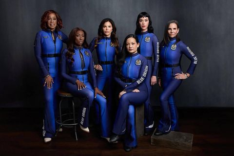 Das offizielle Crewfoto. Von links nach rechts: TV-Moderatorin Gayle King, Raumfahrt-Ingenieurin Aisha Bowe, Journalistin und Jeff Bezos' Verlobte Laura Sánchez, Bürgerrechtlerin Amanda Nguyen, Popsängerin Katy Perry und Filmproduzentin Kerianne Flynn.  Die sechs bilden die Crew ausschließlich weiblicher Astronautinnen seit mehr als 60 Jahren
