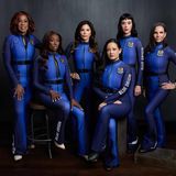 Das offizielle Crewfoto. Von links nach rechts: TV-Moderatorin Gayle King, Raumfahrt-Ingenieurin Aisha Bowe, Journalistin und Jeff Bezos' Verlobte Laura Sánchez, Bürgerrechtlerin Amanda Nguyen, Popsängerin Katy Perry und Filmproduzentin Kerianne Flynn.  Die sechs bilden die Crew ausschließlich weiblicher Astronautinnen seit mehr als 60 Jahren