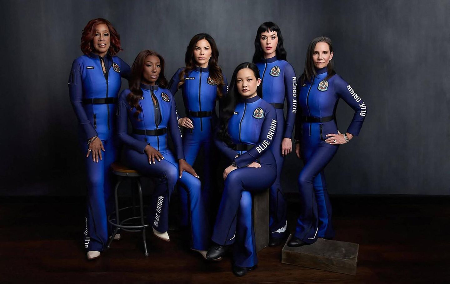 Das offizielle Crewfoto. Von links nach rechts: TV-Moderatorin Gayle King, Raumfahrt-Ingenieurin Aisha Bowe, Journalistin und Jeff Bezos' Verlobte Laura Sánchez, Bürgerrechtlerin Amanda Nguyen, Popsängerin Katy Perry und Filmproduzentin Kerianne Flynn.  Die sechs bilden die Crew ausschließlich weiblicher Astronautinnen seit mehr als 60 Jahren