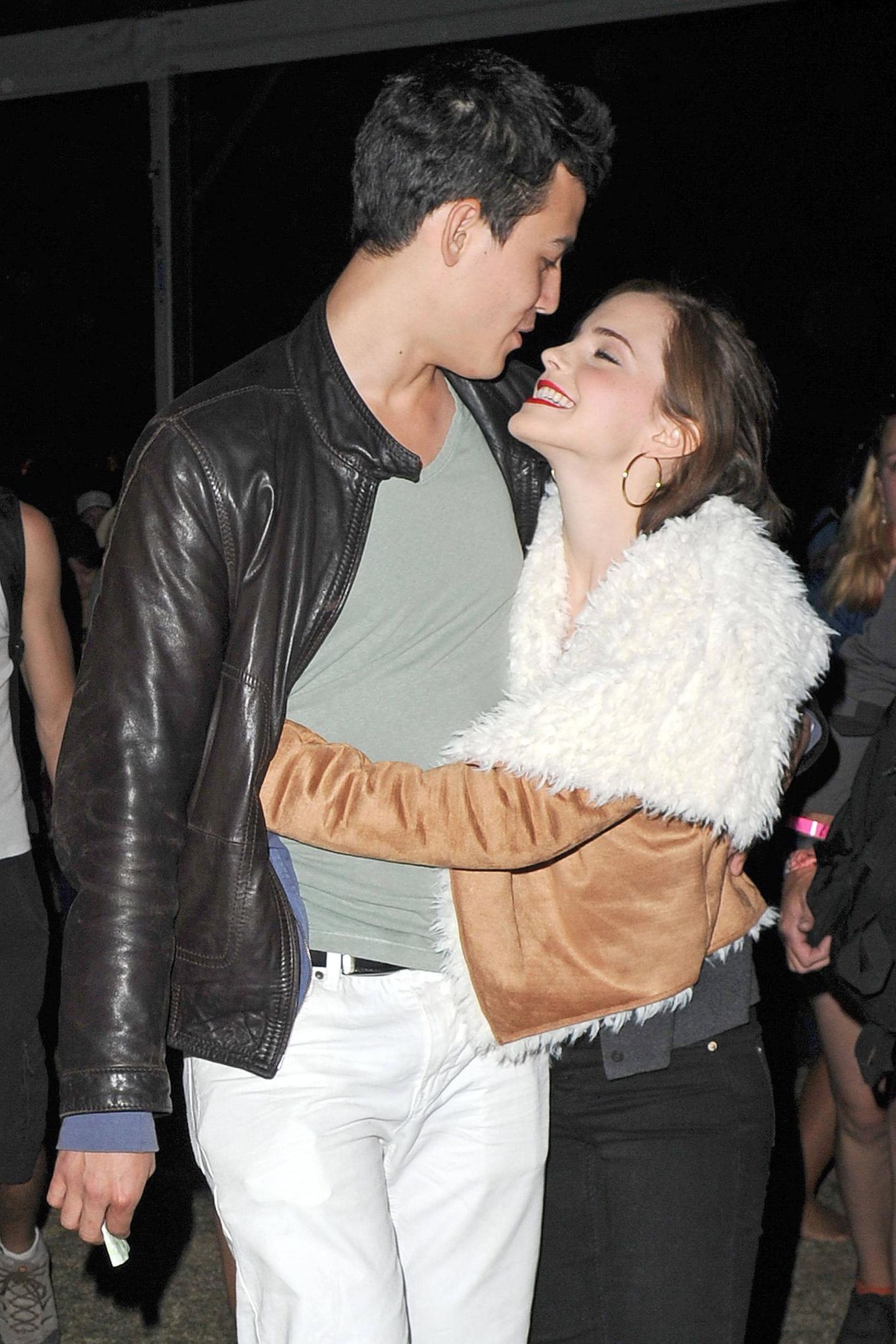 Emma Watson umarmt ihren Freund Will Adamowicz auf dem Coachella Festival 2012