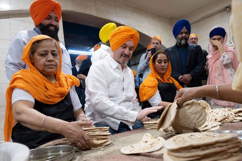 Markus Söder bei seinem Besuch in Indien in Landestracht