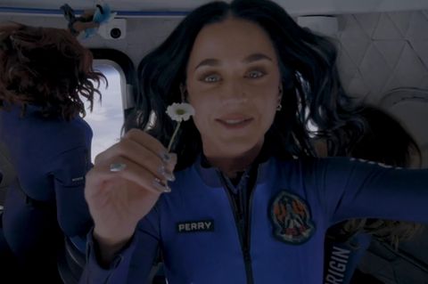 Katy Perry mit einer Gänseblume, die sie zu Ehren ihrer Tochter Daisy (Das englische Wort Daisy bedeutet Gänseblümchen) mit ins All nahm