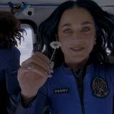 Katy Perry mit einer Gänseblume, die sie zu Ehren ihrer Tochter Daisy (Das englische Wort Daisy bedeutet Gänseblümchen) mit ins All nahm