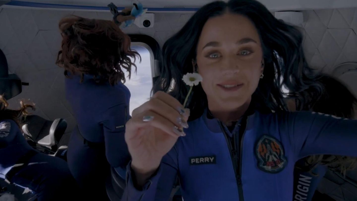 Katy Perry mit einer Gänseblume, die sie zu Ehren ihrer Tochter Daisy (Das englische Wort Daisy bedeutet Gänseblümchen) mit ins All nahm