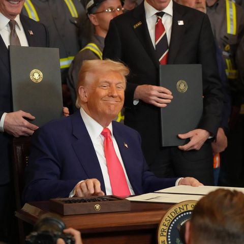 Donald Trump geht einer seiner Lieblingsbeschäftigungen nach: Dekrete im Weißen Haus unterschreiben