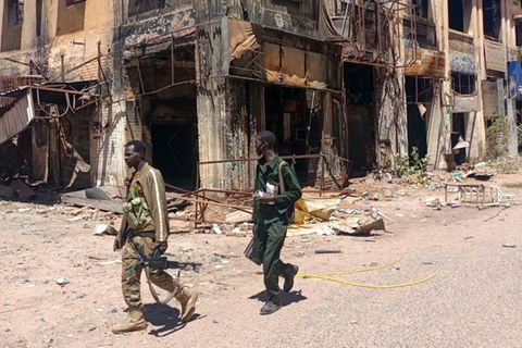Anhänger der sudanesischen Armee patroullieren einen Markt in Khartum