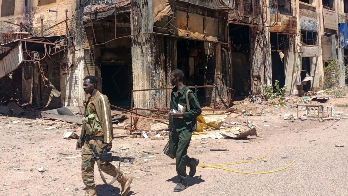 Anhänger der sudanesischen Armee patroullieren einen Markt in Khartum