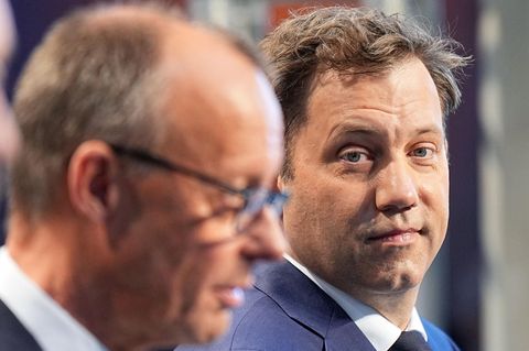 SPD-Chef Lars Klingbeil blickt auf Friedrich Merz