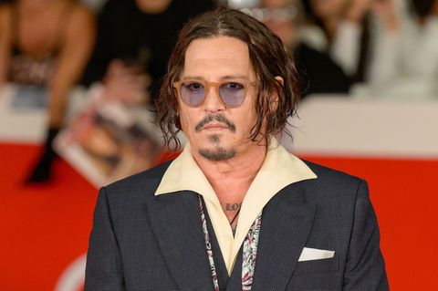 Mit diesem Look kennt man Johnny Depp. Auf einem Foto auf Instagram sieht er etwas anders aus. (Archivbild) Foto: Fabrizio Corra