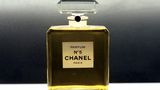 Eine Flasche Chanel Nummer 5 im Museum in Dresden