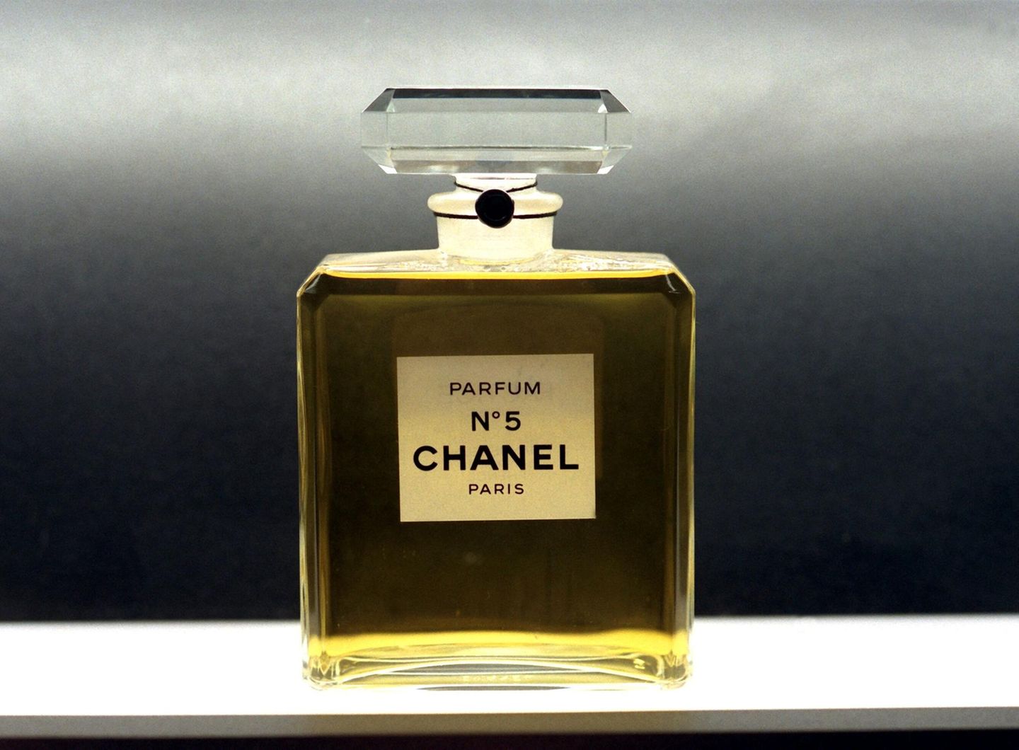 Eine Flasche Chanel Nummer 5 im Museum in Dresden