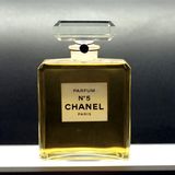 Eine Flasche Chanel Nummer 5 im Museum in Dresden