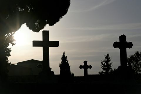 Kreuze auf Friedhof