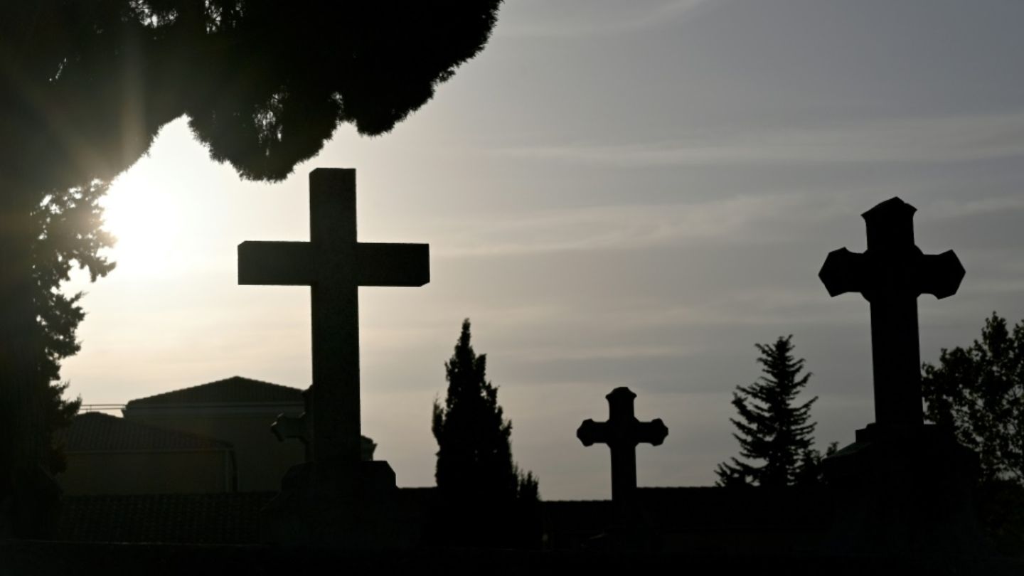 Kreuze auf Friedhof