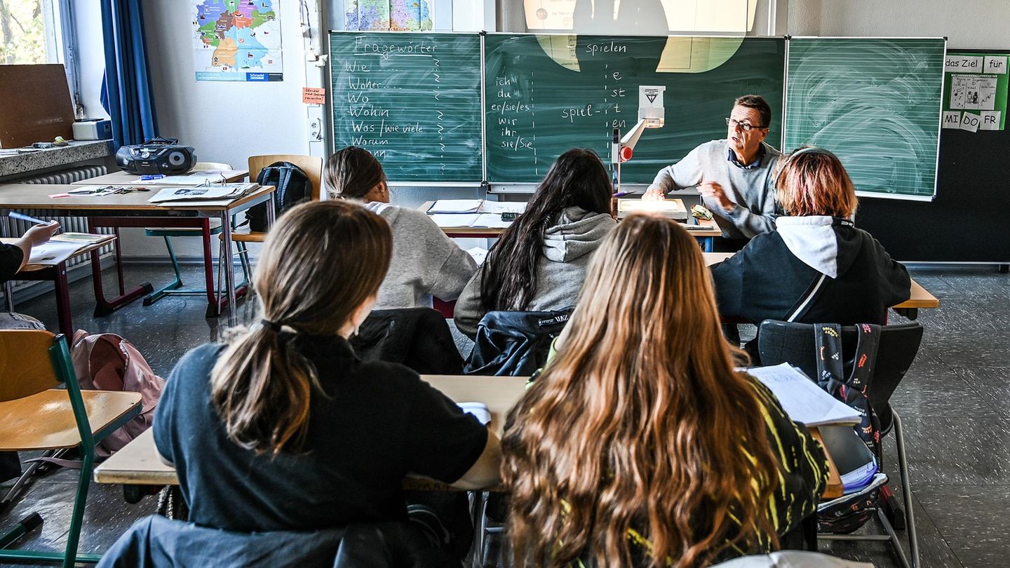 Neutralitätsgebot: Ein Lehrer mit Schülern in einem Klassenraum