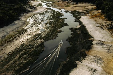 Ein Boot fährt auf dem fast ausgetrockneten Amazonas